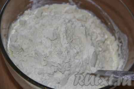 Перемешать, а затем всыпать муку.