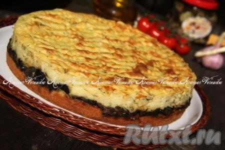 Дать пирогу полностью остыть, а затем снять бортики формы и переложить выпечку на тарелку. Вкусный и сытный пирог с начинкой из картофеля и грибов можно кушать и в горячем, и в холодном виде. Творожное тесто на кефире отлично подходит для такой выпечки. Такой аппетитный пирог многим придётся по вкусу, попробуйте!