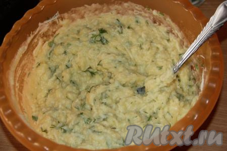 Ложкой перемешать картофельную массу, она не должна быть жидкой, по консистенции должна напоминать домашнюю сметану средней густоты, посолить по вкусу.