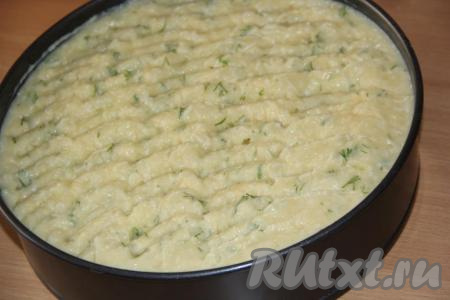 Далее выложить картофельную массу и разровнять.
