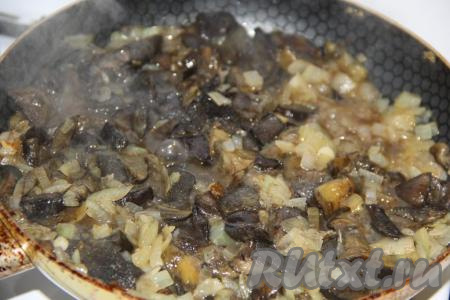 Если вы используете свежие лесные грибы, их нужно предварительно отварить в воде в течение минут 20. Если вы готовите пирог с шампиньонами, их отваривать не нужно, просто нарежьте их. Я использовала замороженные лесные грибы, которые предварительно разморозила. К обжаренному луку выложить грибы и обжарить их, иногда помешивая, на среднем огне в течение 10 минут, посолить по вкусу, затем снять грибную начинку с огня и остудить.