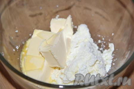 Сливочное масло заранее достать из холодильника и дать полежать при комнатной температуре, чтобы масло стало мягким. Для приготовления теста соединить творог и  мягкое сливочное масло.