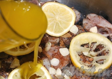 Оливковое масло смешать с уксусом и полить равномерно все кусочки скумбрии.
