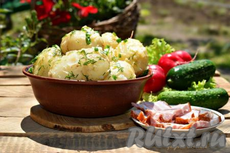 Молодая картошка с укропом и маслом