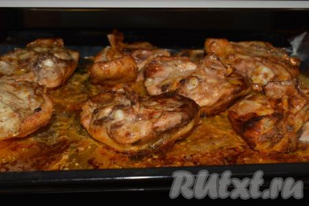 Готовность курочки можно проверить с помощью ножа (курица полностью готова, если при прокалывании мяса ножом будет выделяться прозрачный сок без кровяных вкраплений). Аппетитную, румяную птицу снимаем с противня.
