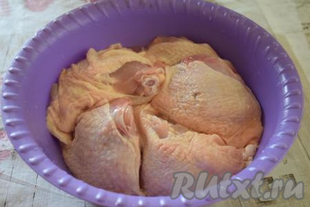 Сначала нарежем курицу на порционные кусочки, промоем под холодной водой и обсушим при помощи бумажных полотенец.
