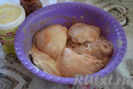 Затем добавим к частям курицы майонез, кетчуп и хорошо перемешаем, чтобы каждый кусочек покрылся смесью кетчупа и майонеза.