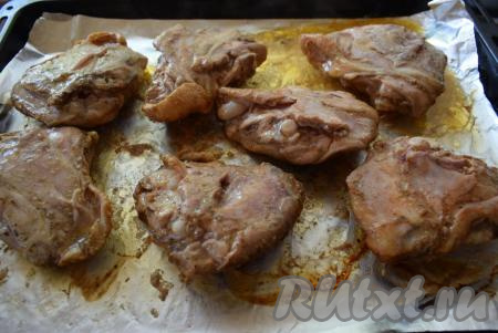 Затем открываем духовку, достаем противень и переворачиваем кусочки курочки на другую сторону. Отправляем противень снова в духовку и запекаем еще 20 минут (до подрумянивания второй стороны кусочков курицы).