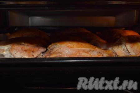 Отправляем кусочки курицы, смазанные кетчупом и майонезом, в разогретую духовку.