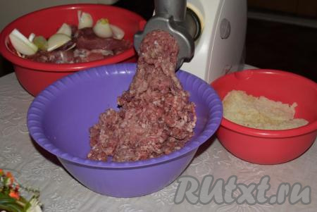 Далее пропускаем мясо, лук и хлеб через мясорубку (для придания фаршу большей клейкости, можно пропустить мясо с луком и хлебом через мясорубку дважды).