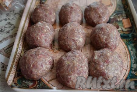 Затем берем в руки кусочек фарша и рука об руку отбиваем его, формируя котлету. Делаем эти манипуляции не менее 15 раз. Эта процедура необходима для того, чтобы весь воздух, находящийся в фарше, вышел и котлета хорошо держала форму, не разваливалась в процессе жарки на сковороде. Таким образом из говяжьего фарша формируем все котлеты.