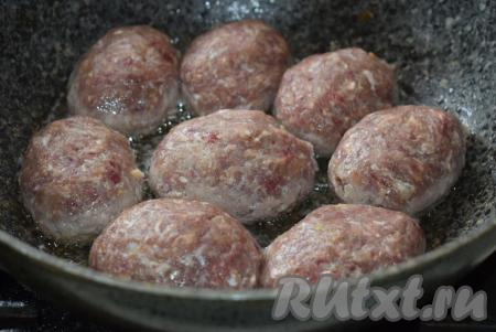 Разогреваем сковороду и вливаем растительное масло. В разогретое масло выкладываем котлеты и обжариваем их на сильном огне, примерно, 8 минут с одной стороны. Изначально в мою сковороду помещается 8 котлет, но так как говядина сильно сжимается при жарке, то чуть позже я докладываю в сковороду еще одну котлетку.