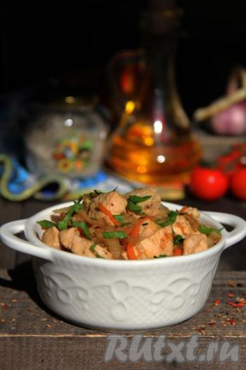 Пекинскую капусту, тушеную с курицей, подать к столу в горячем виде. Вот так быстро и просто можно приготовить аппетитное, сочное и сытное блюдо, которое, наверняка, многим придётся по вкусу. 