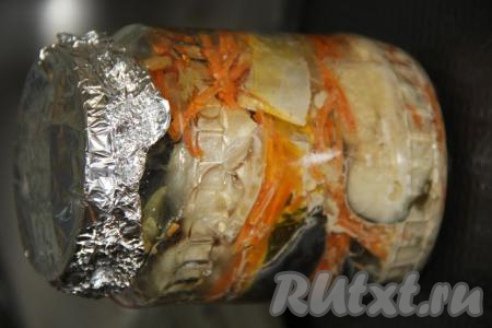 В процессе приготовления из скумбрии выделится сок и рыбка получится очень сочной. Аккуратно достать банку из духовки и, чтобы баночка не лопнула, поставить на деревянную подставку. 