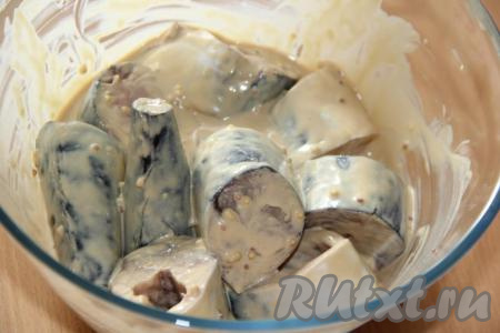 Тщательно перемешать, чтобы все кусочки рыбки покрылись соусом, и оставить мариноваться минимум на 1 час. Можно оставить рыбу мариноваться на ночь, тогда уберите её в холодильник.