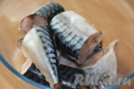 Нарезать каждую рыбку на 5 кусочков.