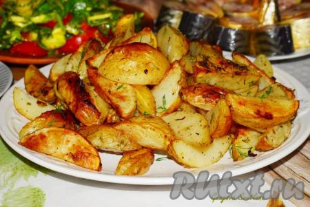 Молодой картофель, запеченный с молодым чесноком в духовке