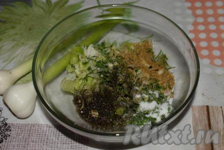 К маслу с зеленью и чесноком добавляем черный молотый перец, специи, соль и перемешиваем.