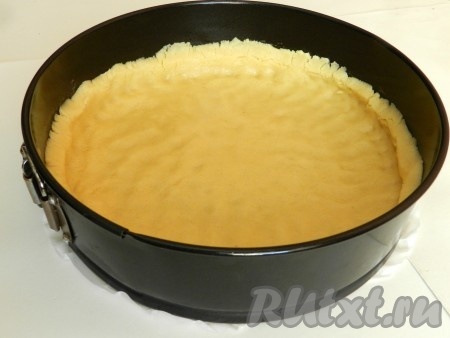 Разъемную форму смазать маслом и равномерно распределить тесто по форме. Поставить в разогретую до 180 градусов духовку на 15 минут.