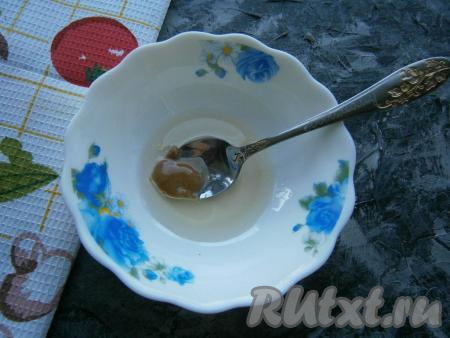 Для приготовления заправки к растительному маслу добавить горчицу и сахар, влить лимонный сок.