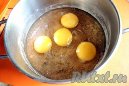 Затем добавьте растительное масло и яйца.