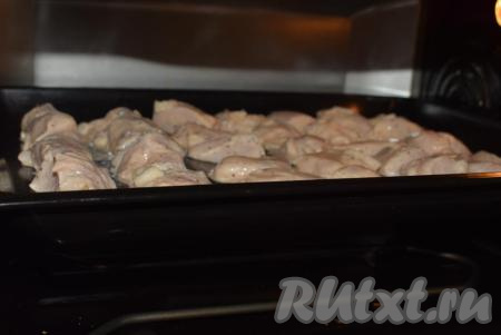 Отправляем противень с шашлыками из куриного филе в разогретую духовку и запекаем при температуре 190-200 градусов, примерно, 30 минут.