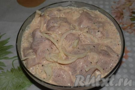 Маринад добавляем к куриному филе с луком и тщательно перемешиваем, равномерно распределяя маринад между кусочками мяса.