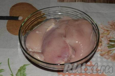 Для приготовления сочного шашлычка из куриного филе сначала промоем мясо холодной водой и слегка обсушим.
