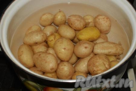 Промываем мелкий картофель, удаляя всю грязь, не снимая шкурку. Далее в кастрюлю наливаем холодную воду и выкладываем картошку в кожуре.