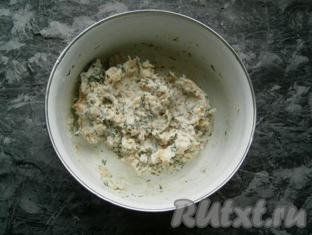Всю массу тщательно перемешать (перетереть) ложкой (или вилкой).
