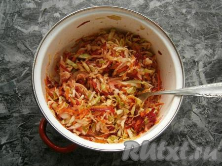 Салат поперчить и перемешать.