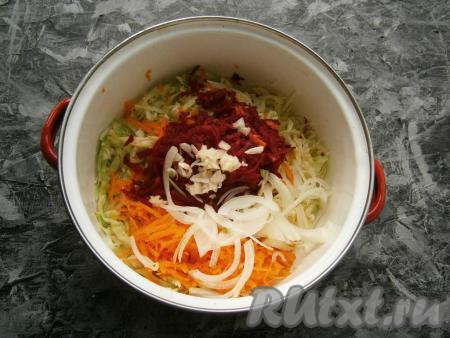 К свекле, морковке и капусте добавить измельченный чеснок и нарезанный тонкими полукольцами лук.