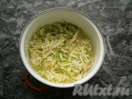 Лук, свеклу, морковь и чеснок очистить. Нашинковать капусту, немного посолить, помять руками.