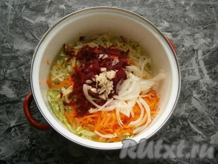 Влить растительное масло и уксус, всыпать соль и сахар.