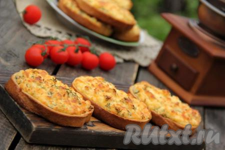 Вот такие красивые, аппетитные и очень вкусные горячие бутерброды с творогом получились. Они вкусны и в горячем, и в холодном виде.