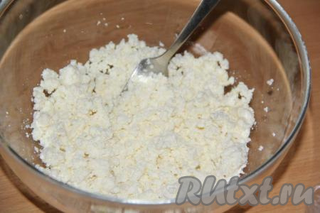 Творог выложить в глубокую миску.