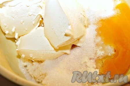 Для начинки смешать в миске творог, сыр маскарпоне, яйца, манную крупу, сахар, соль и ваниль.