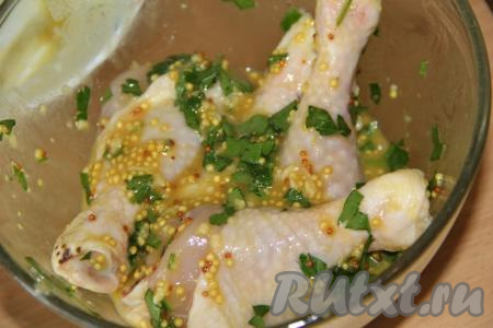 Добавить горчично-медовый маринад к курице, тщательно перемешать и оставить в прохладном месте на пару часов (можно на всю ночь).