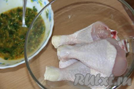 Хорошо перемешать горчично-медовый маринад. Куриные ножки вымыть и обсушить.