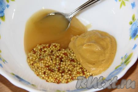 Для приготовления маринада соединить мёд и два вида горчицы.