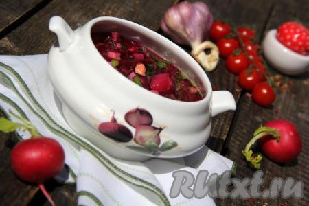 Перед подачей разложить заготовку по тарелкам и залить охлаждённой водой (или кефиром). По вкусу в тарелки добавить уксус или майонез. Холодный борщ, приготовленный с колбасой и маринованной свеклой, получается ярким, освежающим, сытным и очень вкусным. Отличное блюдо для жарких летних дней, попробуйте!