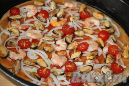 Затем распределить половинки помидоров черри. Если нет черри, то можно использовать обычные помидоры, нарезанные на дольки.