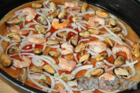 Далее выложить остывшие креветки и мидии.