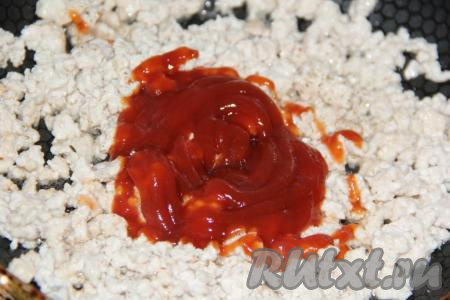 Затем добавить томатный соус и соль.