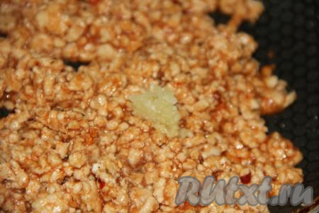 Перемешать фарш с томатным соусом, добавить чеснок, пропущенный через пресс, тщательно перемешать и обжарить на среднем огне минуты 3, иногда помешивая, затем снять с огня и остудить.