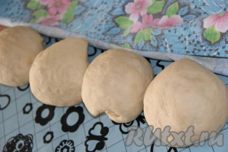 Готовое тесто хорошо обмять и разделить на 2 или 4 части. Оставить на столе под полотенцем на 30 минут.