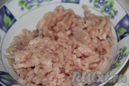 Я сделала фарш из куриной грудки, можно использовать любой мясной фарш на ваш вкус.