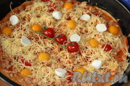 Затем выложить ломтики моцареллы или натереть моцареллу на тёрке. Если у вас нет моцареллы, то можно приготовить пиццу с обычным натертым сыром.