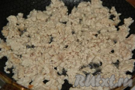 На сковороде разогреть растительное масло, выложить фарш и обжарить его на среднем огне в течение 5 минут, хорошо разбивая комочки.