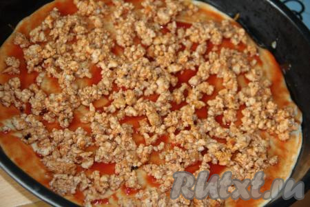 Выложить фарш и равномерно распределить.